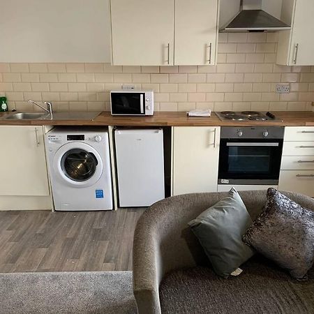 Fully Equipped Kitchen, Double Room Neath Extérieur photo