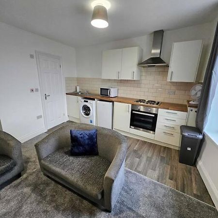 Fully Equipped Kitchen, Double Room Neath Extérieur photo