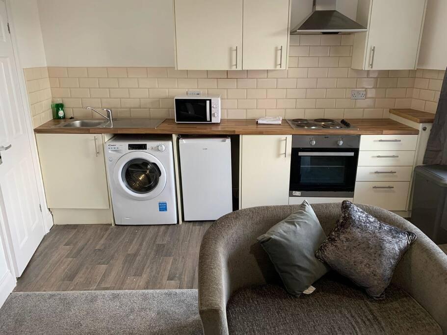 Fully Equipped Kitchen, Double Room Neath Extérieur photo