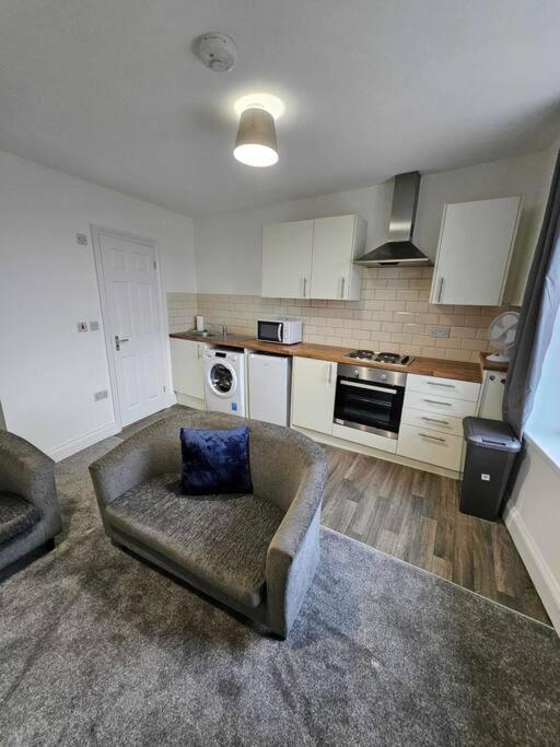 Fully Equipped Kitchen, Double Room Neath Extérieur photo